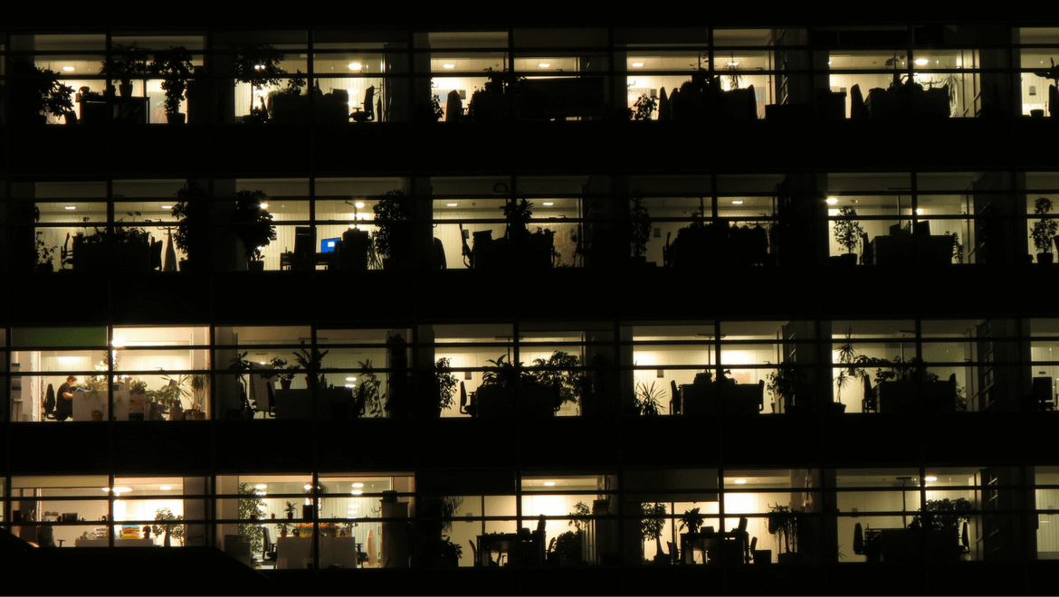 Bureaux illuminés de l'intérieur pendant la nuit